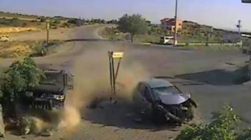 G&uuml;venlik Kamerası, Yedi Kişinin Yaralandığı Kazayı Kaydetti