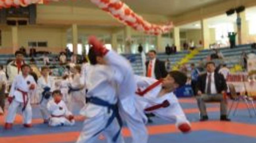 Minik Tekmeler Madalya İ&ccedil;in G&uuml;m&uuml;şhane&rsquo;de