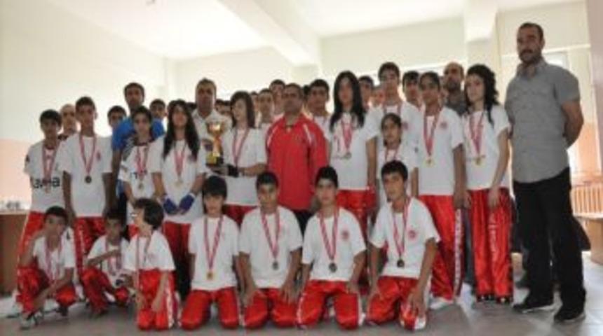 (d&uuml;zeltme) Kick Boks&rsquo;&ccedil;ular Halk Eğitim Merkezi M&uuml;d&uuml;r&uuml;n&uuml; Ziyaret Etti