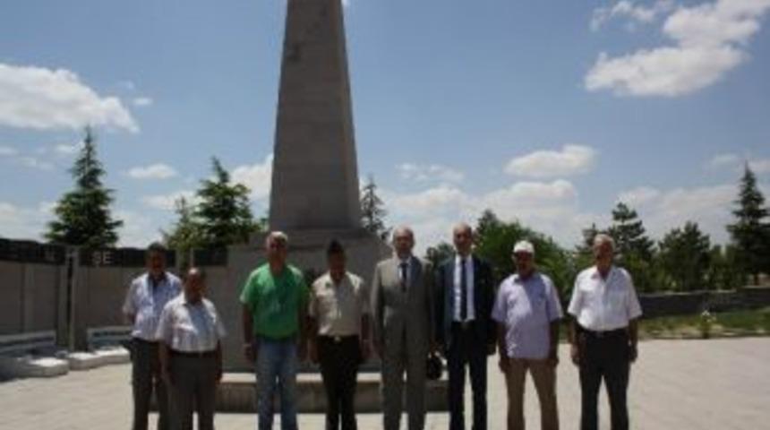 Şehit &Ouml;zy&ouml;r&uuml;k&rsquo;&uuml;n Kabrine Ziyaret