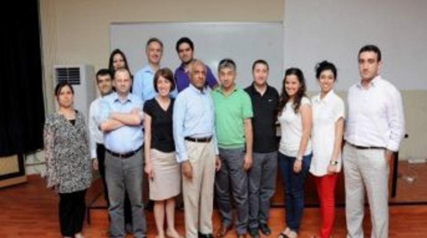 D&uuml;nyaca &Uuml;nl&uuml; Akademisyen Cb&uuml;&rsquo;de Ders Verdi