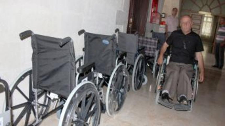 Mavi Kapaklarla 10 Tekerlekli Sandalye