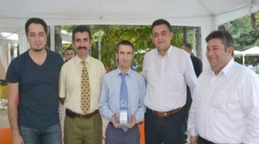 Belediye Başkanı Sezer'den S&uuml;nnetleri Yapan Doktor Ekibine Teşekk&uuml;r Plaketi