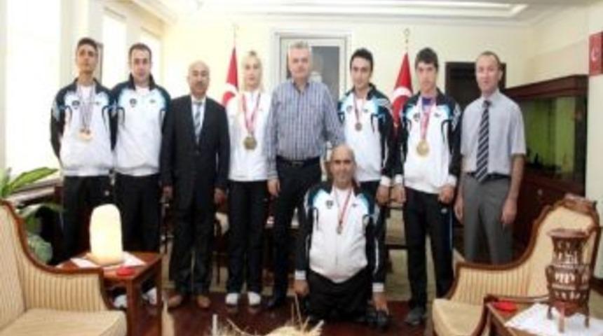 &Ccedil;ankırı Valisi &Ouml;zcan&rsquo;dan Sporculara &Ouml;d&uuml;l