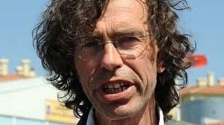 Elle aramaya kızdı, pantolonunu indirdi