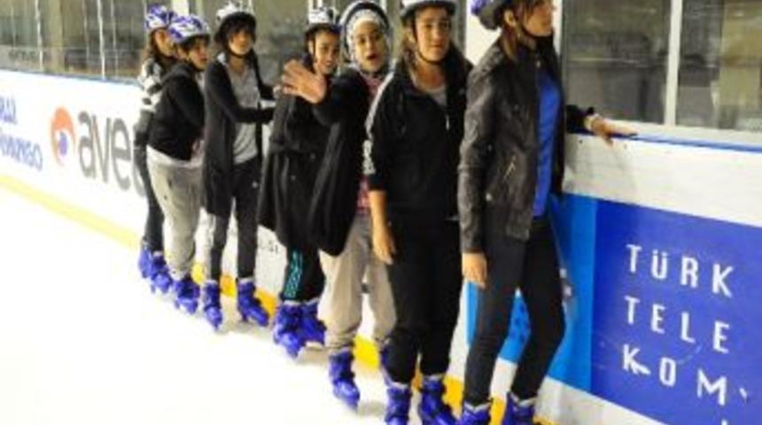 &Ouml;ğrencilerin Buz Pateni Merakı