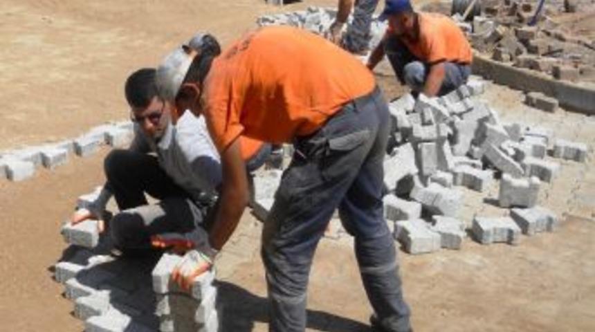 Beydağ'da Toprak Yollar Taşla Kaplanıyor