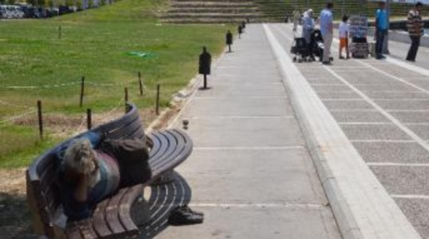 Bankları Mesken Edinen Evsiz Vatandaşlar Yardım İstiyor