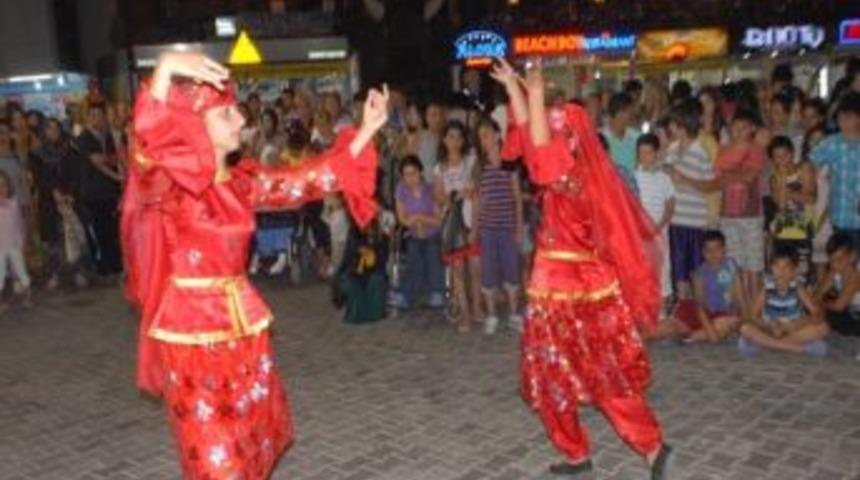 Azeri Raks Grubu Fethiye Sokaklarını Şenlendirdi