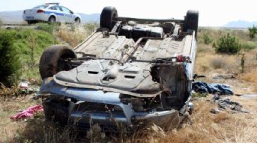 Kamyonet Şarampole Devrildi: 2'si &Ccedil;ocuk 6 Kişi Yaralandı