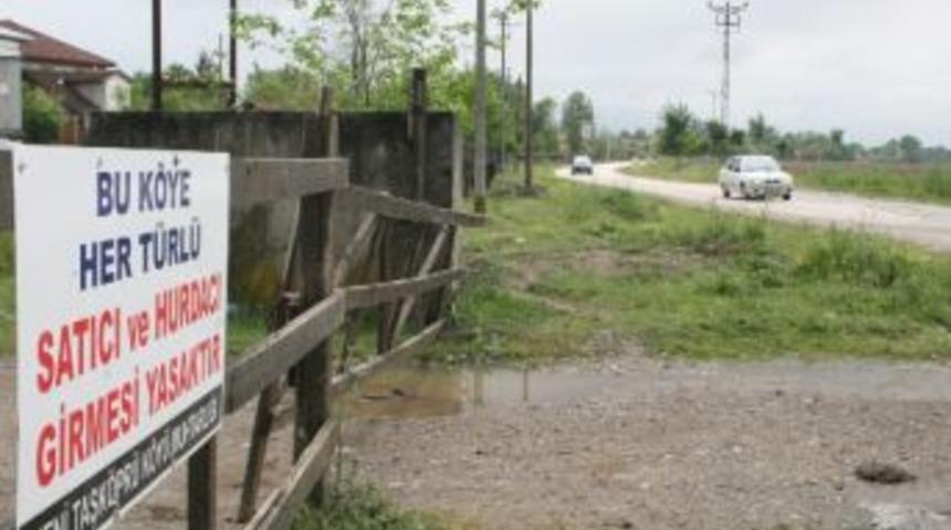 Seyyardan Bıkan K&ouml;yl&uuml; &Ccedil;areyi Tabela Koymakta Buldu