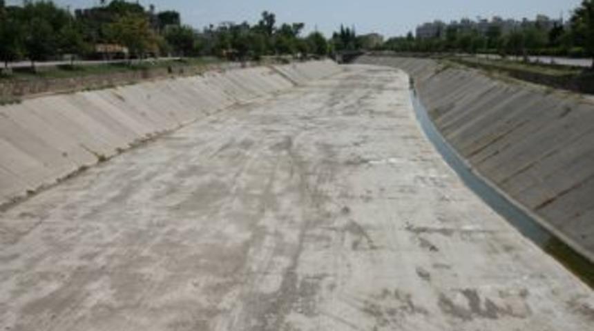 Sarı&ccedil;am deresi temizlendi