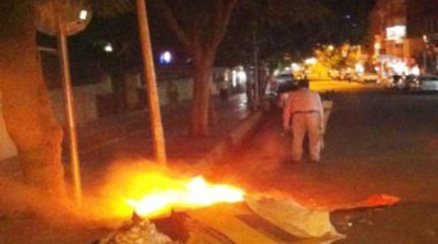 Silvan'da Cadde Kenarında Yakılan Çöpler Tepki Topluyor