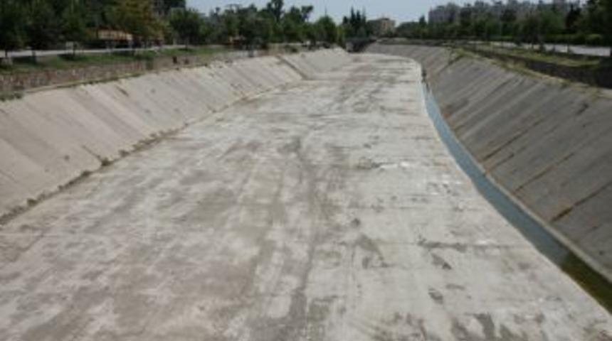 Sarı&ccedil;am Deresi Periyodik Olarak Temizleniyor