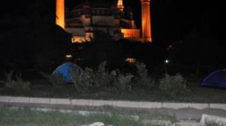 Edirne'ye G&uuml;reşseverler Geceyi Selimiye Meydanında Ge&ccedil;iriyor