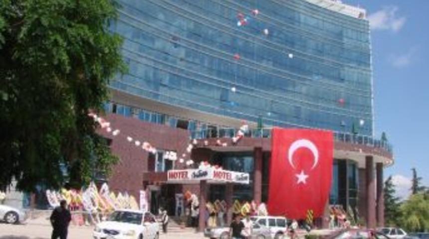 Protokol Otel Asans&ouml;r&uuml;nde Mahsur Kaldı