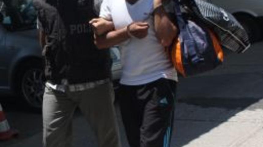 Hırsızlıktan 15 Kaydı Bulunan Zanlı Bu Kez Esrar Satmaktan Yakalandı