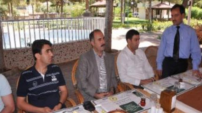 Bilek G&uuml;reş&ccedil;ilerle Destek&ccedil;ilere Plaket Verildi