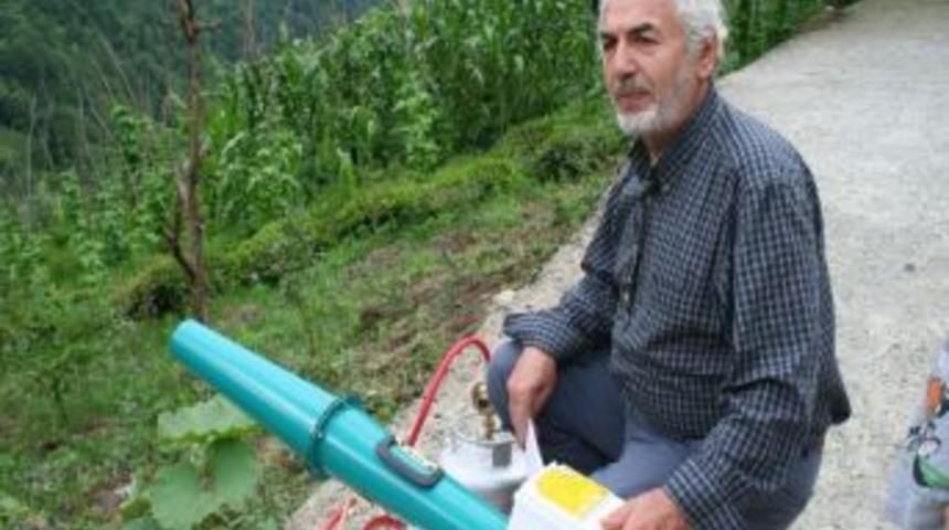 Emekli İmam Ayı Kovmak İ&ccedil;in Ayısavar&rsquo;a Sarıldı