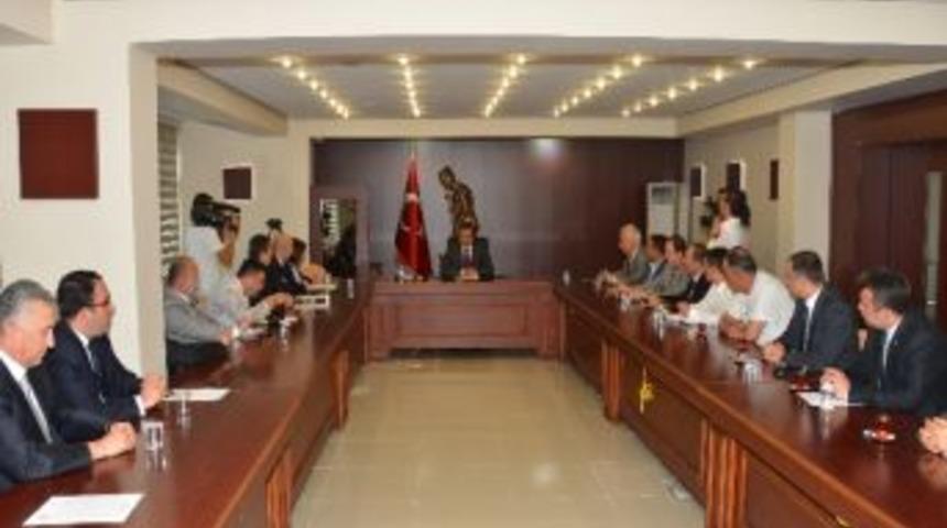 Vali İzzettin K&uuml;&ccedil;&uuml;k Stk İle Banka M&uuml;d&uuml;rlerini Bir Araya Getirdi