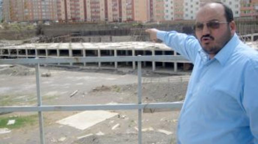 &Ccedil;evre Sakinleri I&ccedil;in Tehlike Arz Eden AVM Inşaatına Yol Kapatmalı Tepki