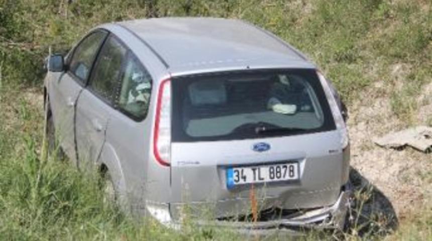 Kontrolden &Ccedil;ıkan Otomobil Şarampole U&ccedil;tu: 2 Yaralı