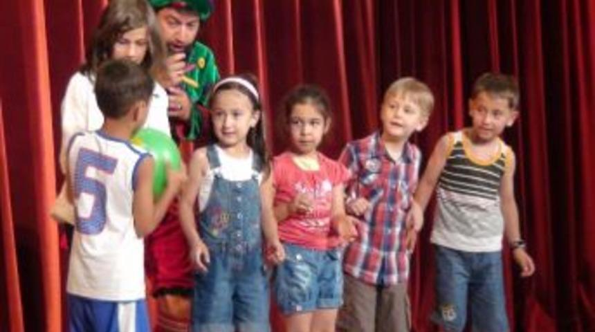 Akşehirli Miniklerin Tiyatro Keyfi