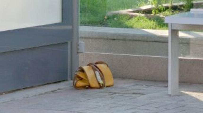 Durakta Unutulan &Ccedil;anta Paniğe Neden Oldu