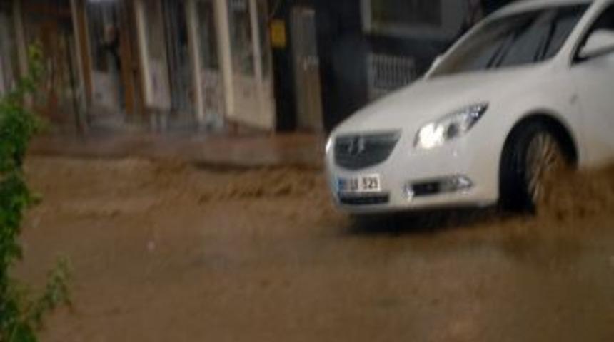 Malkara&rsquo;da Sağanak Yağış Kısa S&uuml;reli Olmasına Rağmen Hayatı Olumsuz Etkiledi