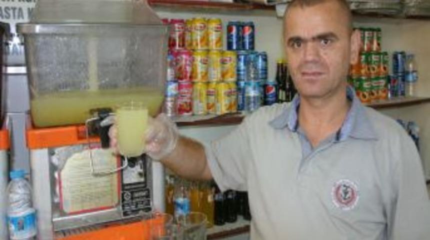 Yazın Serinlemek Isteyen Limonatayı Tercih Ediyor