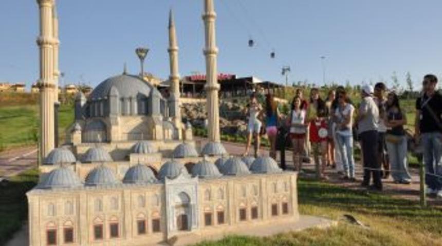 13 Farklı &Uuml;lkeden Gelen &Ouml;ğrenciler Tarihi Ve Turistik Yerleri Gezdi