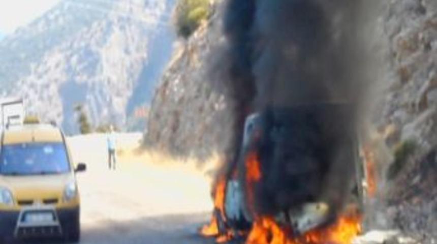 Sıcaklar Nedeniyle Aşırı Isınan Ara&ccedil; Alev Alev Yandı