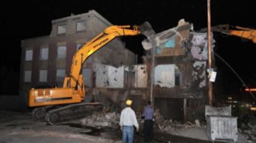 H&uuml;rriyet Mahallesi&rsquo;nde İki Evin Yıkımı Gece Yarısı Yapıldı