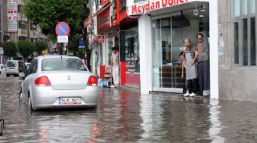 Yalova'da Sağanak Yağmur Caddeleri G&ouml;le &Ccedil;evirdi