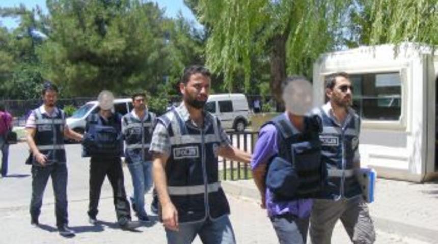 Diyarbakır&rsquo;da Eşini Ve Kaynanasını &Ouml;ld&uuml;ren Zanlı Yakalandı