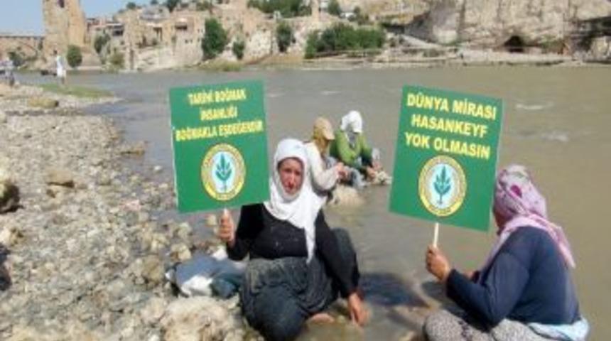 'Nehirler &Ouml;zg&uuml;r Aksın' Diye Insan Zinciri Oluşturup Dicle Nehri'ne Atladılar