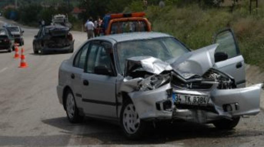 Karab&uuml;k&rsquo;te Trafik Kazası: 3 Yaralı