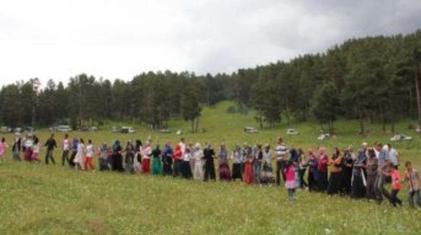 Derebaşı K&ouml;y&uuml; Piknik G&uuml;n&uuml;nde 500 Kişi Halay &Ccedil;ekti