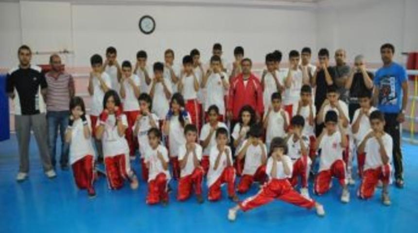 Yaz Spor Okullarında Kick Boks&ccedil;ular &Ccedil;alışmalarını S&uuml;rd&uuml;r&uuml;yor