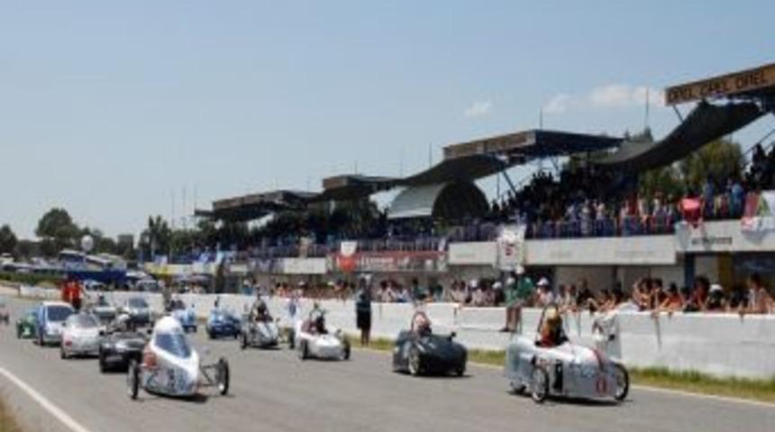 G&uuml;neş Enerjili Formula Ara&ccedil;ları Piste İniyor
