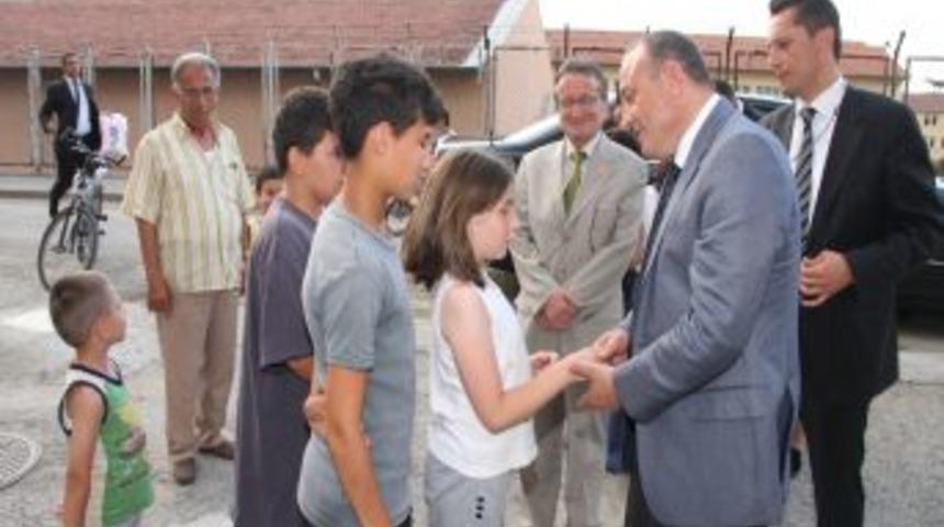 Vali, Yolda G&ouml;rd&uuml;ğ&uuml; &Ccedil;ocuklara Yaş Grubuna G&ouml;re Kitap Dağıtıyor