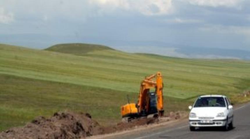Kars Karayolları 18. B&ouml;lge M&uuml;d&uuml;rl&uuml;ğ&uuml;&rsquo;nce Yol Yapım &Ccedil;alışmaları Bir &Ccedil;ok Noktada Devam Ediyor