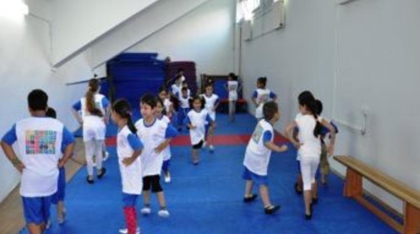 D&uuml;zce'de Yaz Spor Okulu &Ouml;ğrencilerine Şort Ve Tiş&ouml;rt Dağıtıldı
