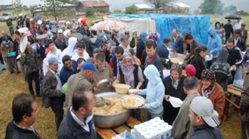 Bolu&rsquo;da Karca K&ouml;y&uuml; Yayla Bayramı&rsquo;na Yağmur Engeli