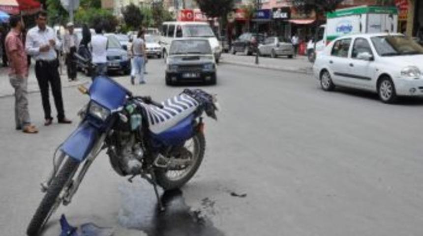 Otomobilin &Ccedil;arptığı Motosiklet S&uuml;r&uuml;c&uuml;s&uuml; Yaralandı