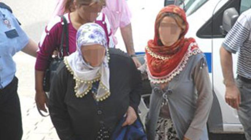 Kızının altınlarını gasp etti