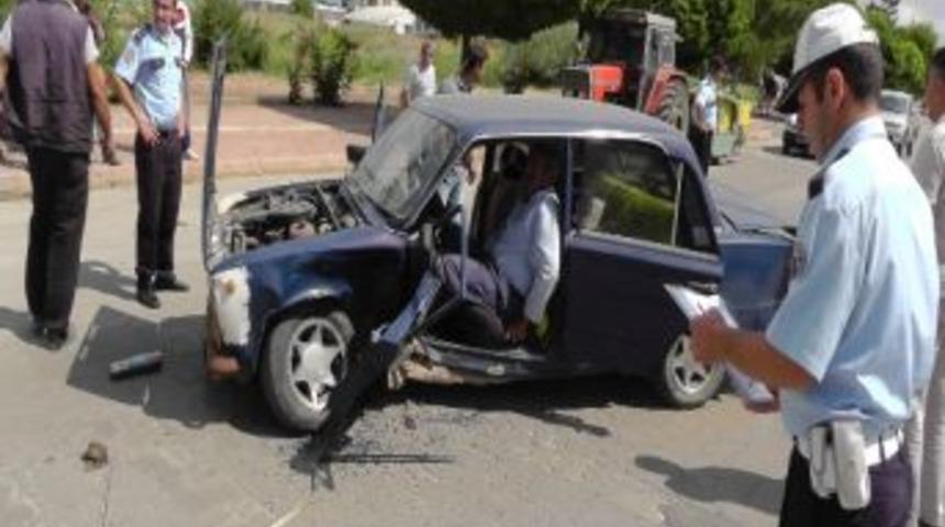 Otomobiller &Ccedil;arpıştı, S&uuml;r&uuml;c&uuml; Ara&ccedil;ta Sıkıştı