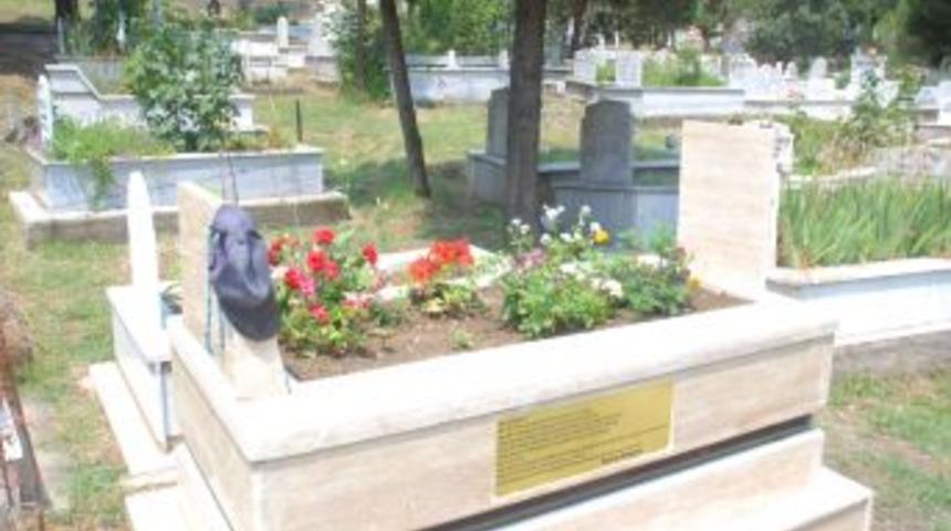 Mezarlarını Taraftarı Oldukları Takımların Formaları S&uuml;sl&uuml;yor