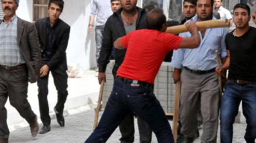 Sokak ortasında taşlı-sopalı kavga: 7 yaralı