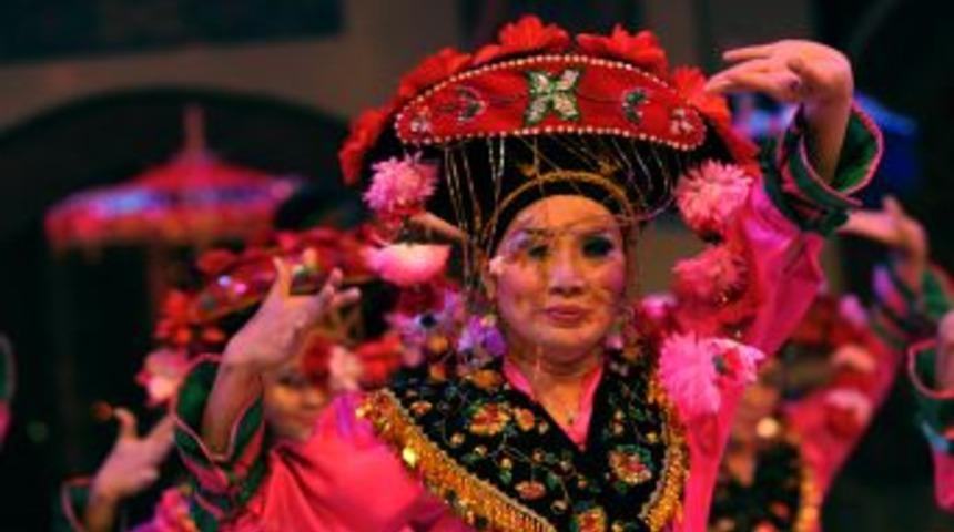 Farklı K&uuml;lt&uuml;rler Ayın Sahnede Buluşuyor